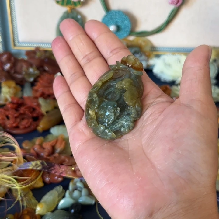 蛇纹石玉合金吊坠