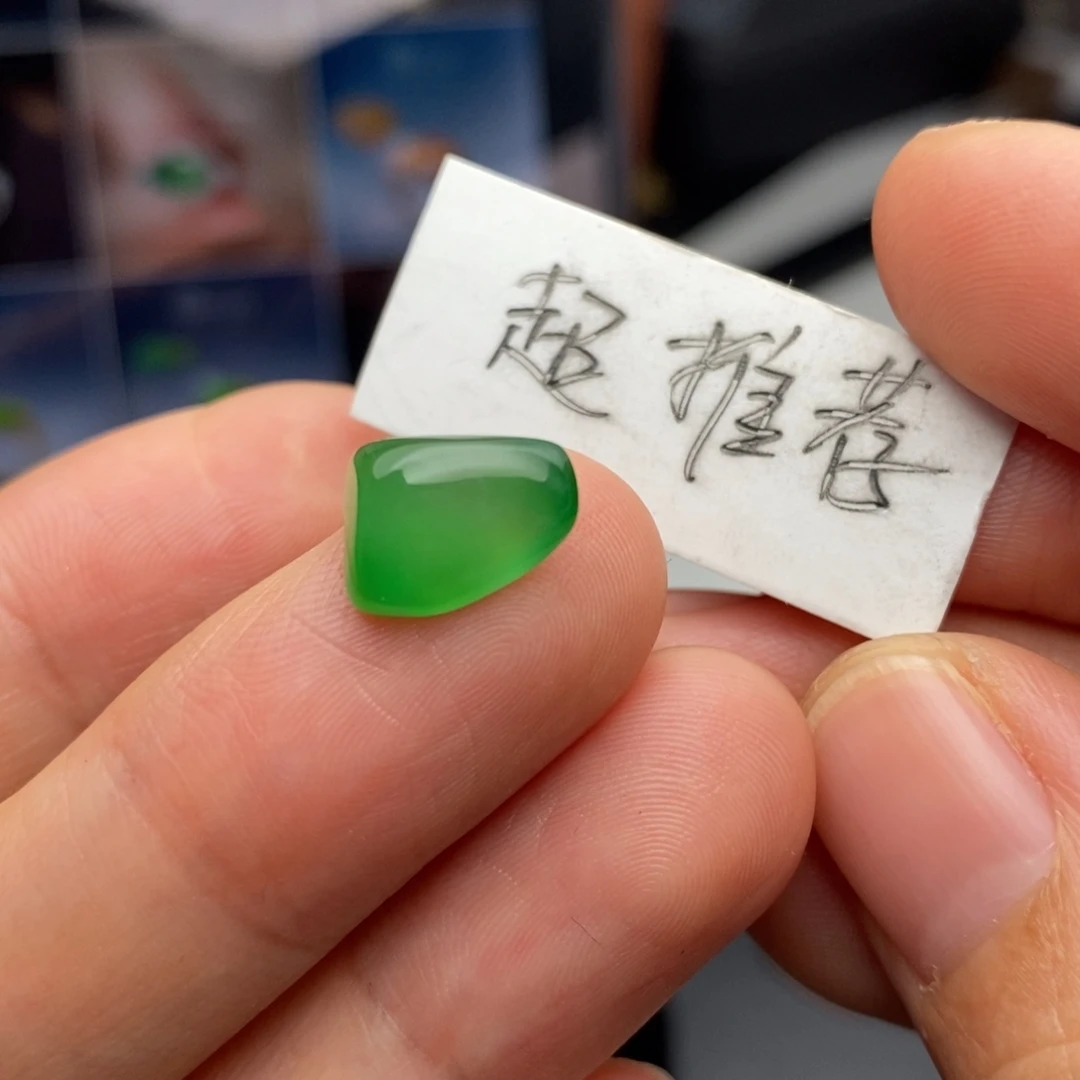 定制翡翠未镶嵌    甜甜的木那绿