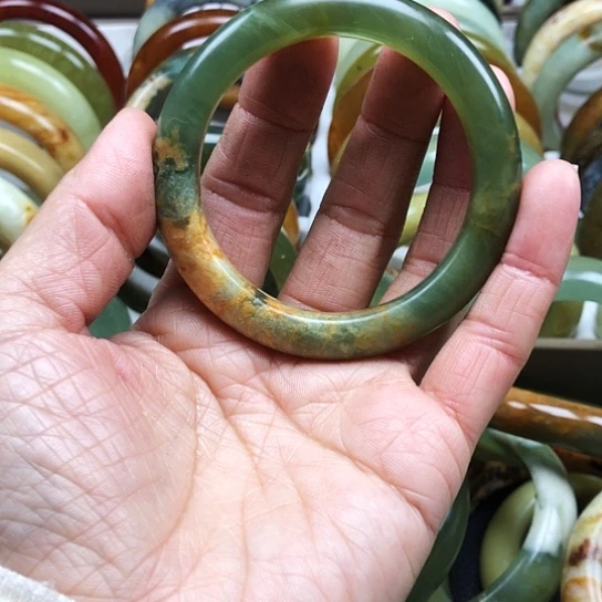 蛇纹石玉手镯未镶嵌玛*修