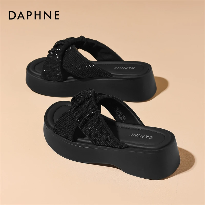 达芙妮2025夏季新款黑色厚底一字拖鞋女外穿水钻凉鞋交叉休闲凉拖