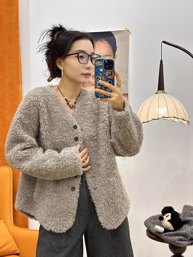 [在这里]2025秋冬新款宽松外套短款女冬季V领系扣休闲ZA259555