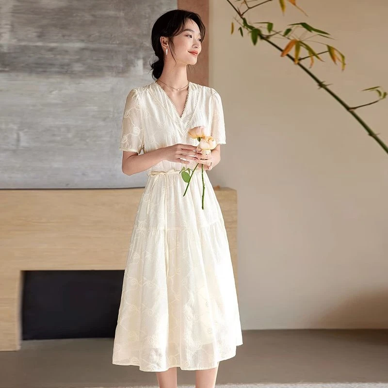 2025肌理感花边连衣裙女夏季优雅温柔气质高腰显瘦V领短袖白色裙