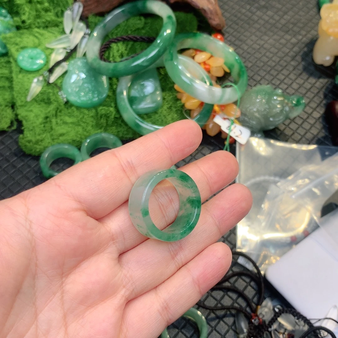 齐***大石英质玉（非洲翠）未镶嵌颈饰