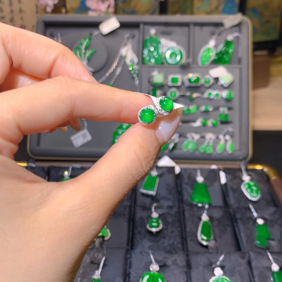 18K金镶嵌翡翠耳饰蛋面