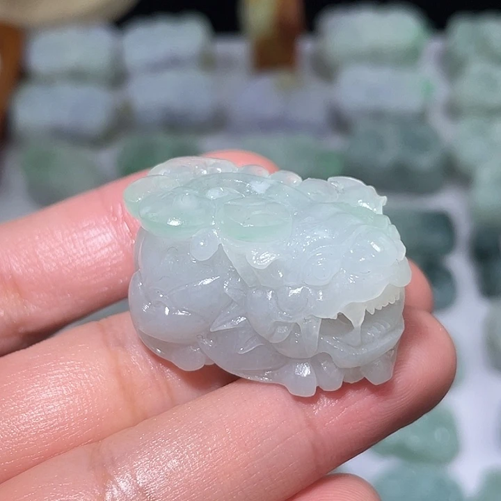 翡翠未镶嵌颈饰貔貅