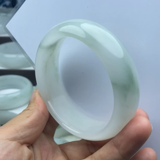 陈***晨石英质玉（金丝玉）未镶嵌手镯