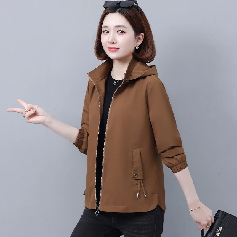 中老年妈妈春秋纯色短外套2025新款大码夹克中年女士休闲连帽风衣