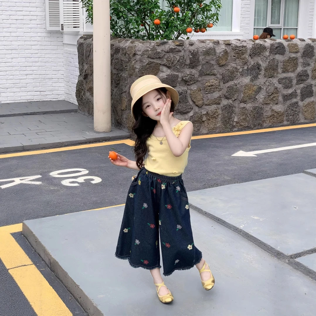 小思家2025夏季新款韩版休闲女童套装针织吊带背心碎花牛仔九分裤