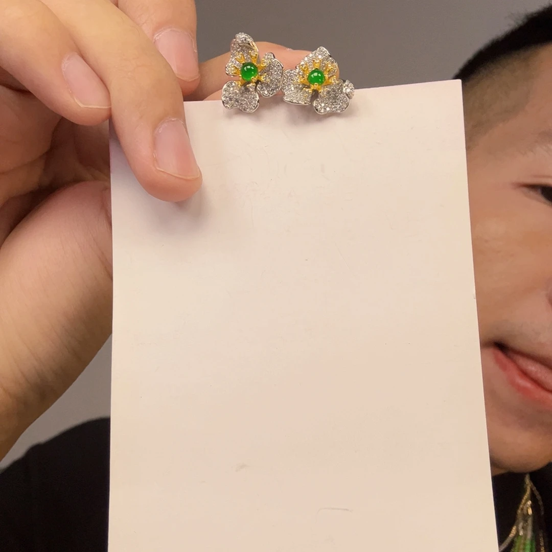 翡翠未镶嵌颈饰一对