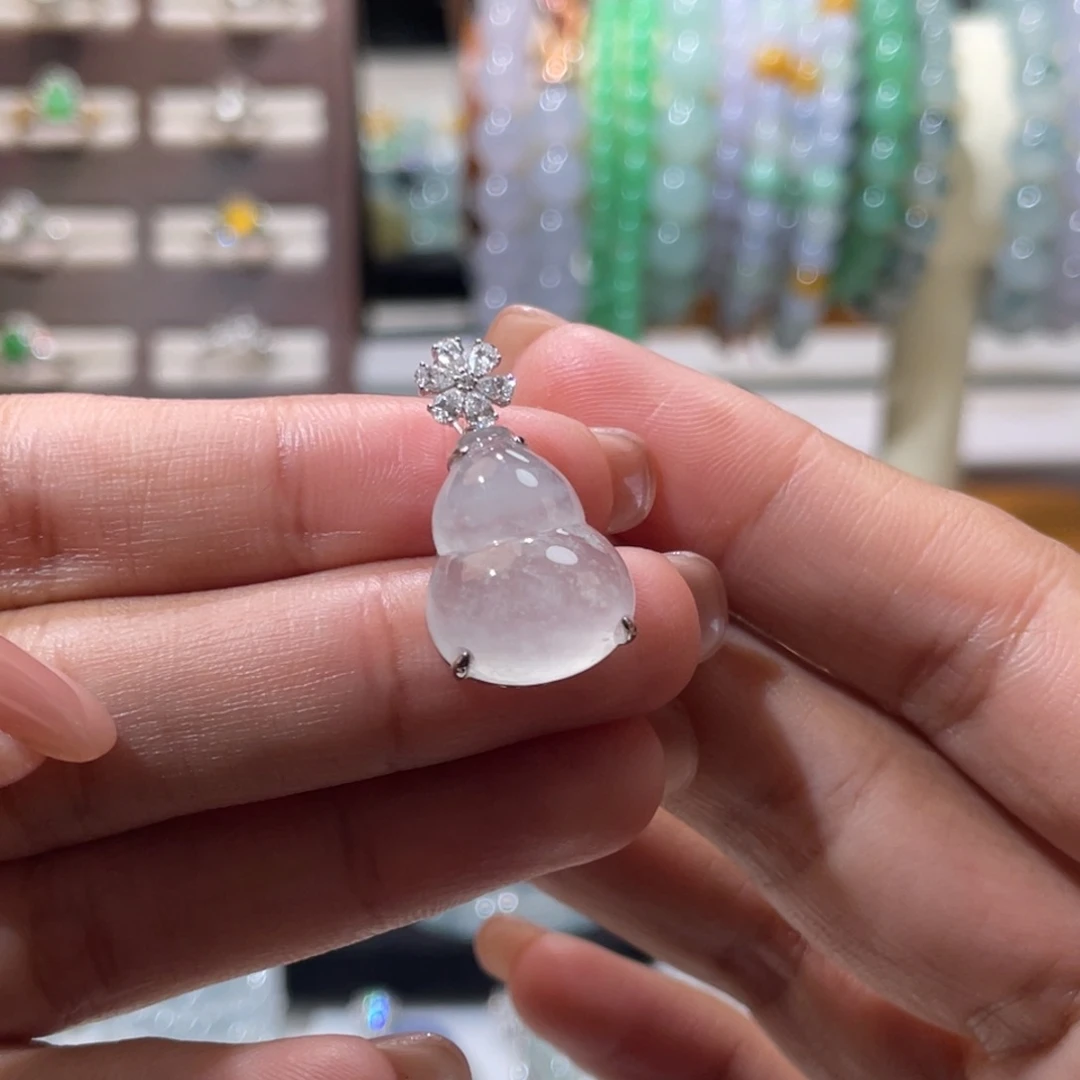 翡翠18K金镶嵌颈饰白冰葫芦