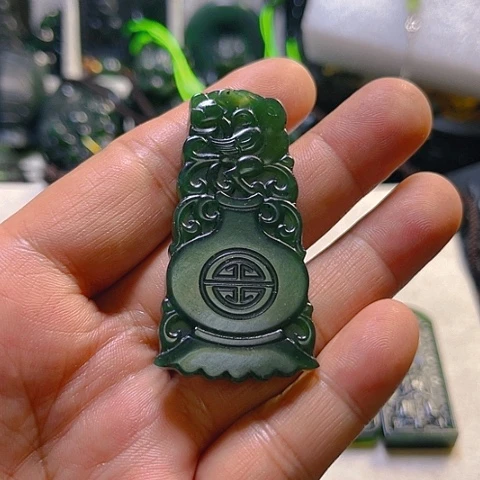 蛇纹石玉颈饰未镶嵌