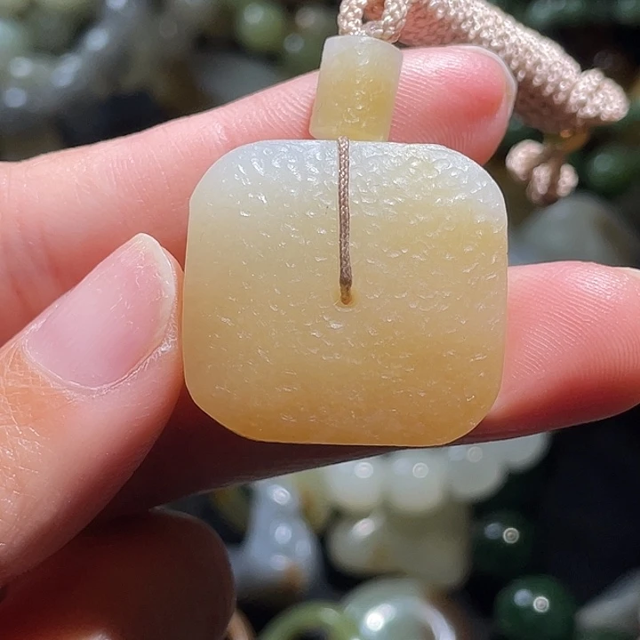 颈饰未镶嵌和田玉（糖玉）