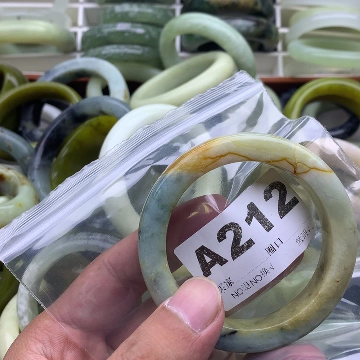 。***。未镶嵌蛇纹石玉手镯