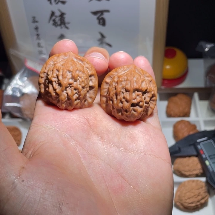 .***核桃文玩核桃瓷娃娃