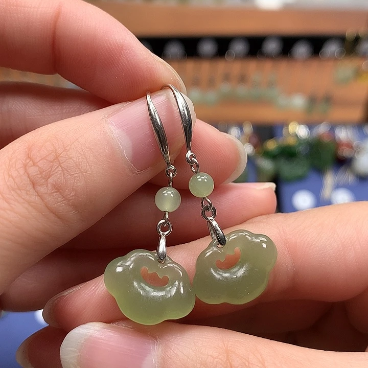 和田玉银S925镶嵌耳环如意锁晴水色16左右