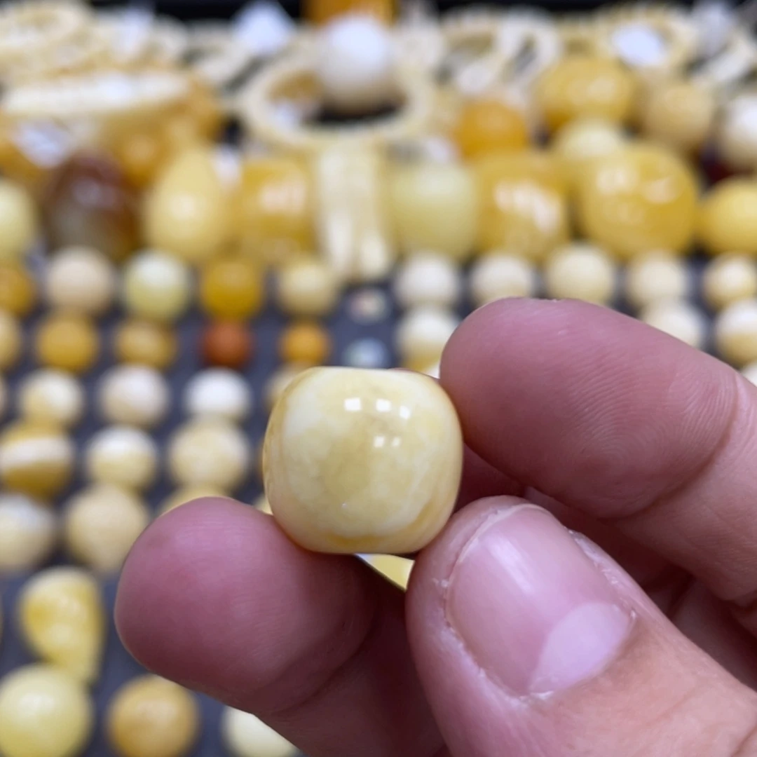 蜜蜡未镶嵌裸石14*12.8mm瑕疵浓蜡