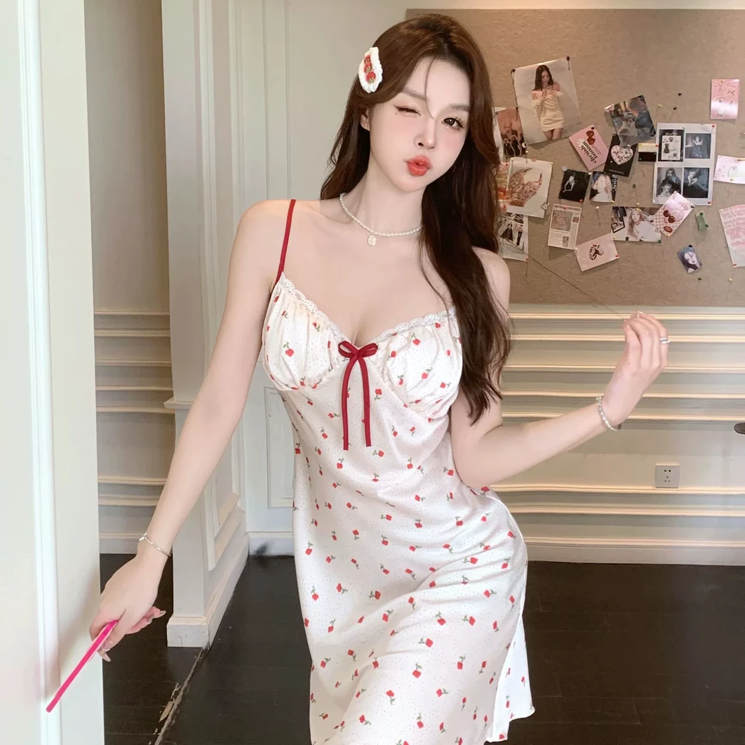 《甄选日记》2025上新季新款女士甜美网红性感法式蕾丝吊带睡裙