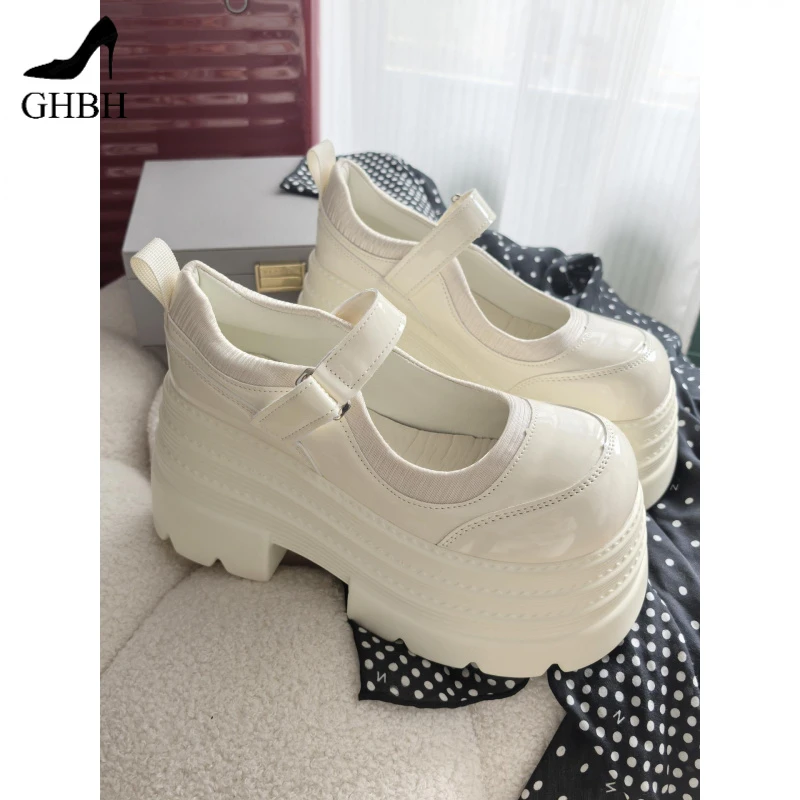 风格的圆头乐福鞋为女款在秋季新的魔术贴泵与裙子厚底增高乐福鞋