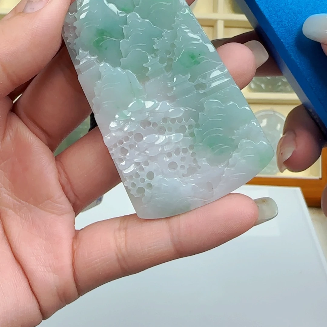 翡翠未镶嵌颈饰山水