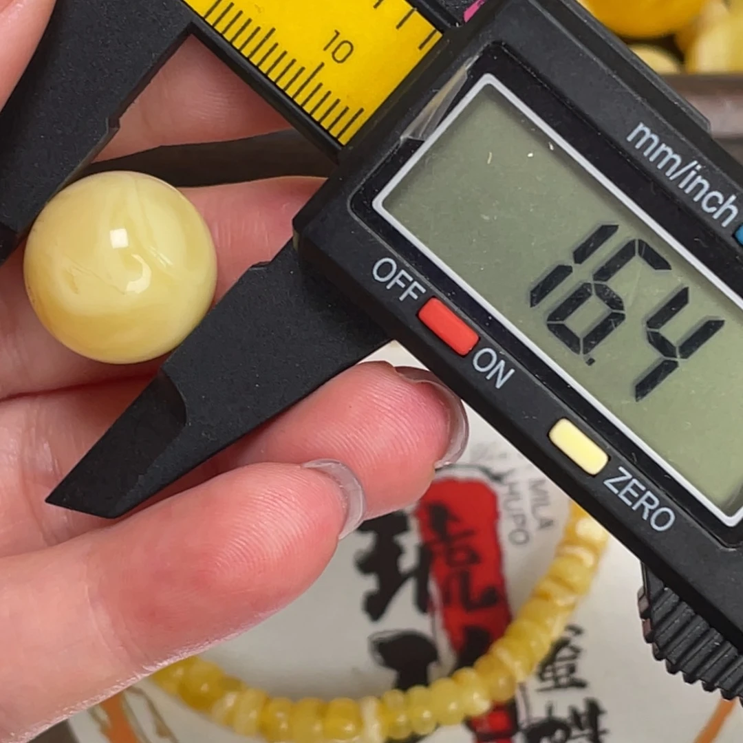 未镶嵌琥珀裸石微瑕188
