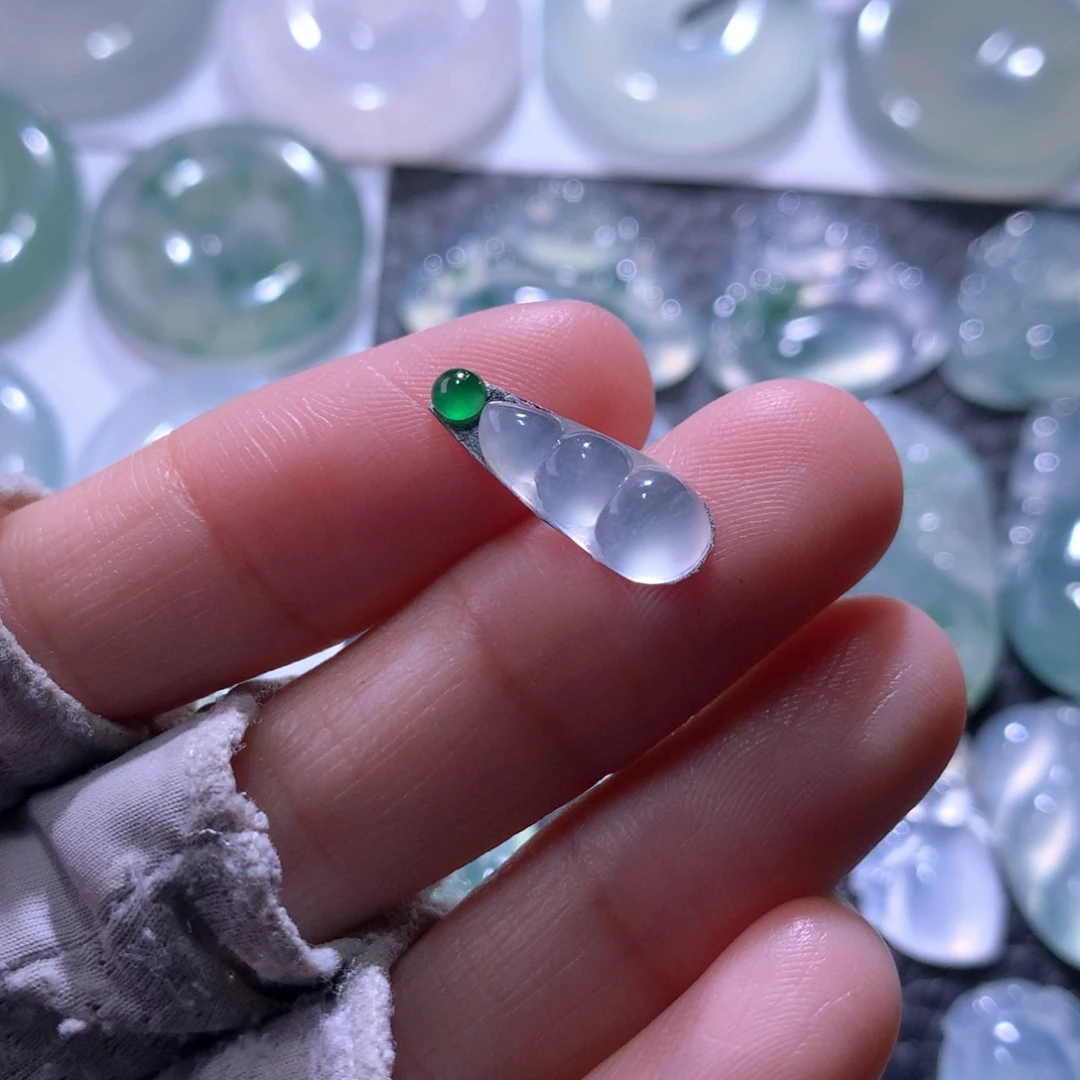 翡翠未镶嵌颈饰豆