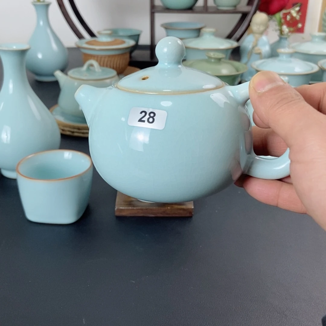 微瑕天青釉西施壶