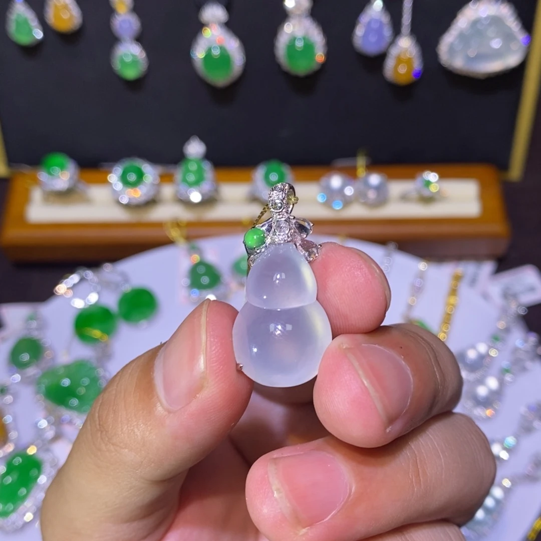 【闪购商品】颈饰18K金镶嵌翡翠