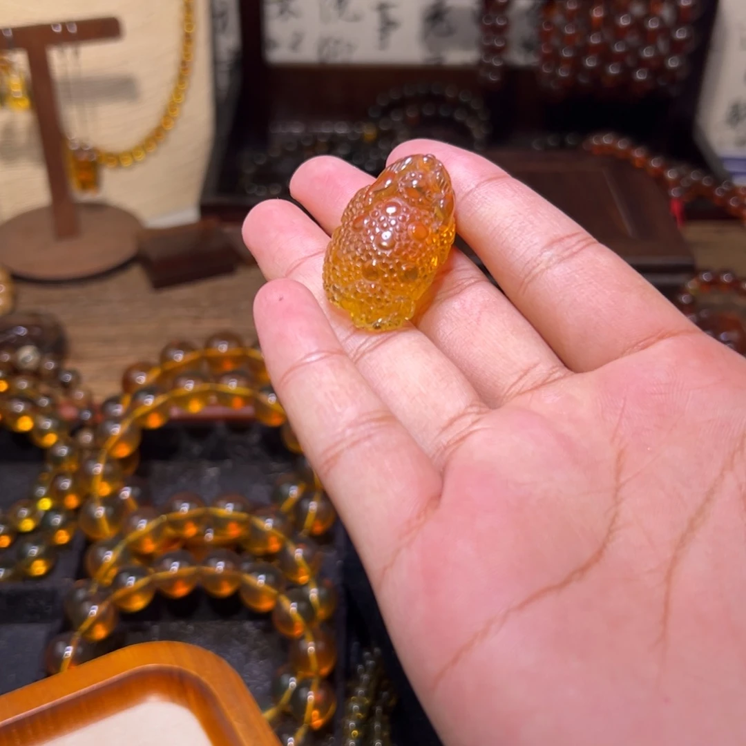 琥珀未镶嵌颈饰金蟾