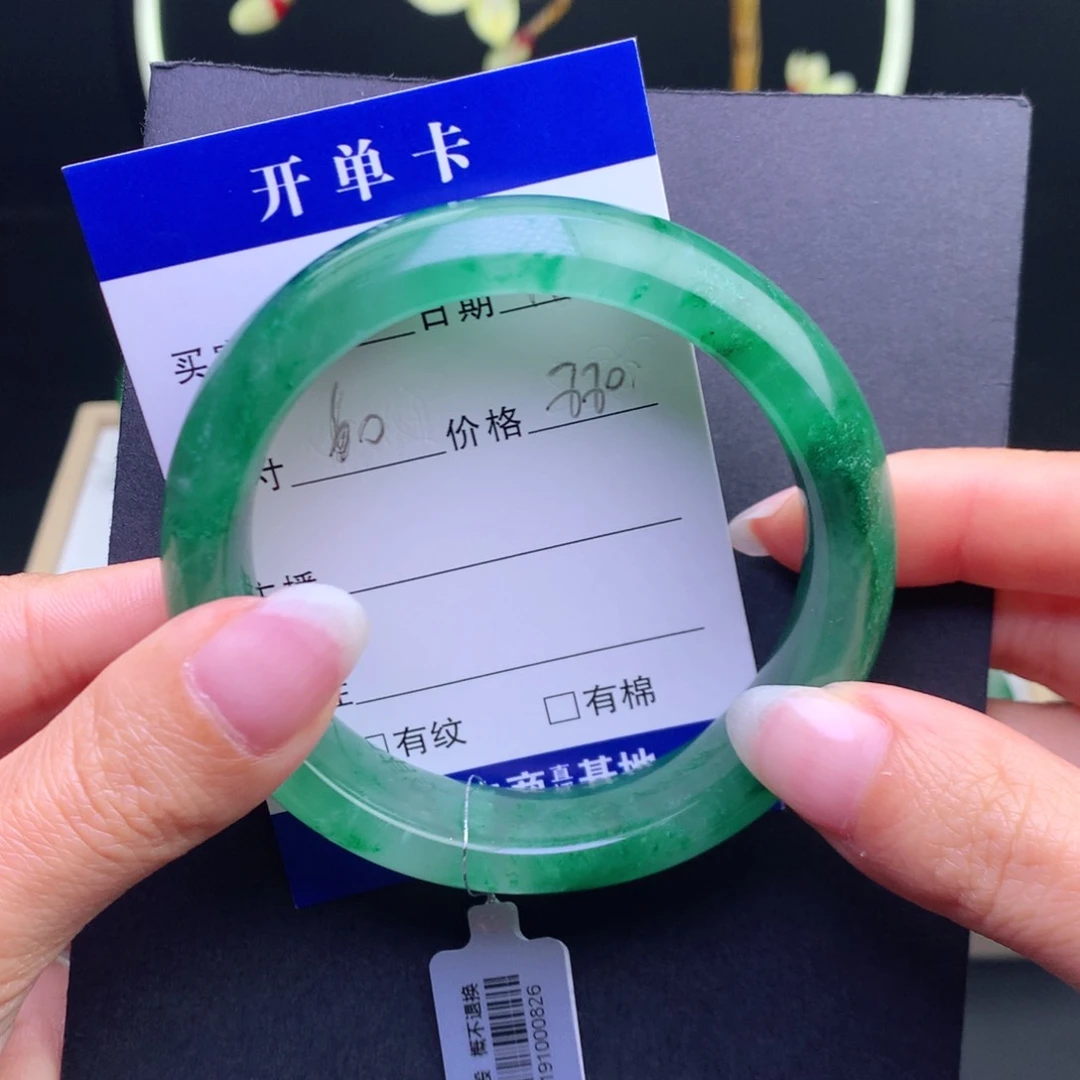 石英质玉手镯未镶嵌做***?