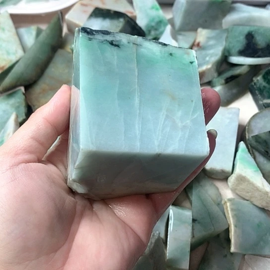 翡翠挂件未镶嵌?**?翡翠原石