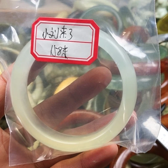 蛇纹石玉手镯未镶嵌小**了