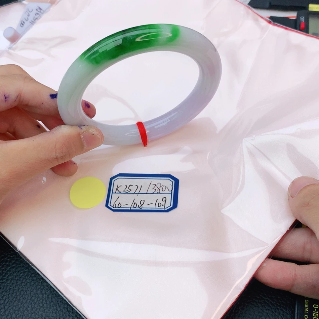 翡翠手镯未镶嵌翡翠