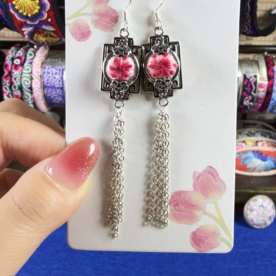 传承非遗刺绣饰品09