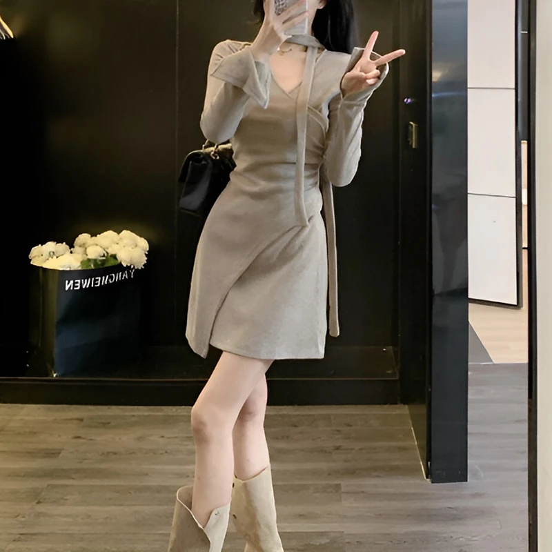 气质V领设计收腰绑带褶皱连衣裙女2025春秋新款长袖修身短裙
