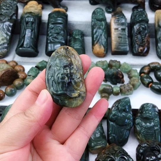 未镶嵌岫岩河磨玉（透闪石质玉）挂件