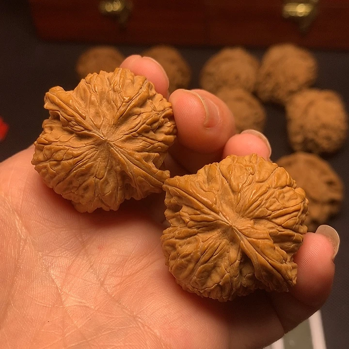 文玩核桃吊坠刘*龙文玩核桃磨盘38有点黄