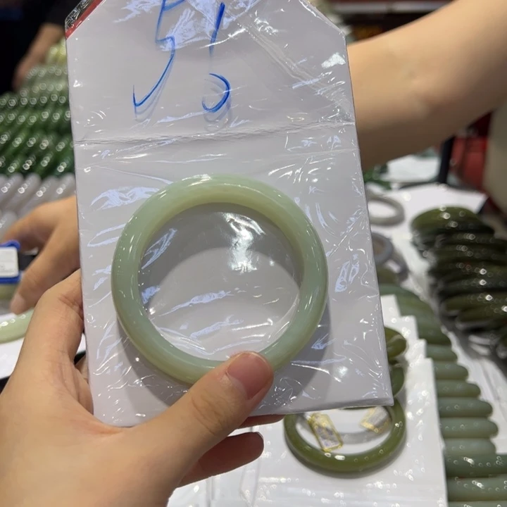 和田玉手镯未镶嵌诸****）