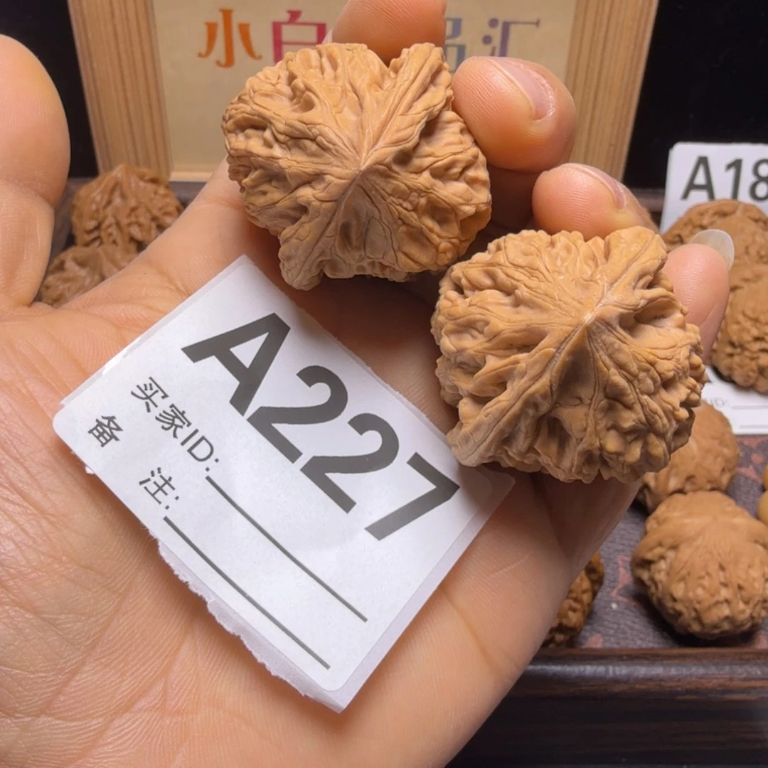 文玩核桃把件40尺鸡心A227