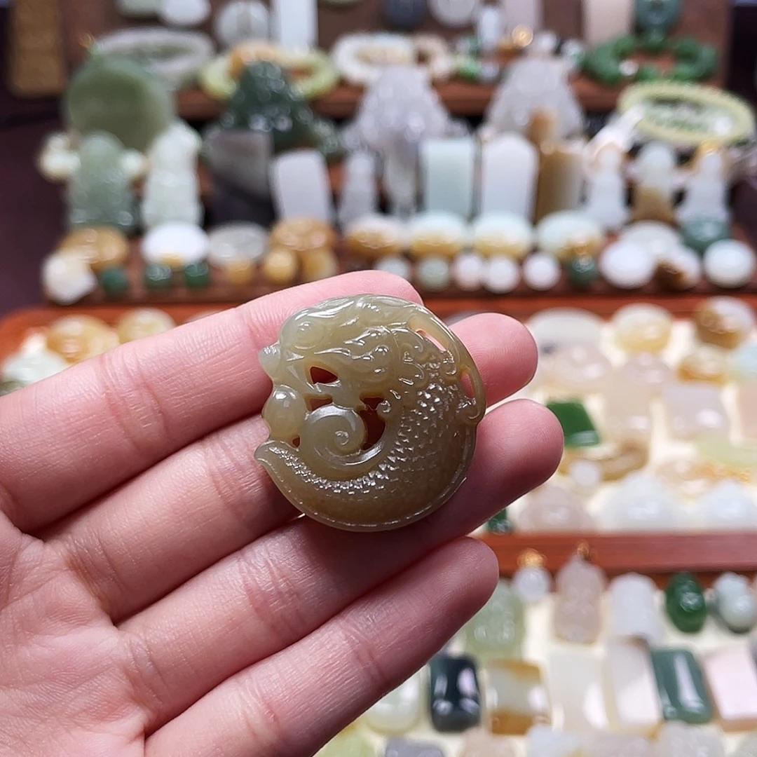 和田玉未镶嵌吊坠(赠链)