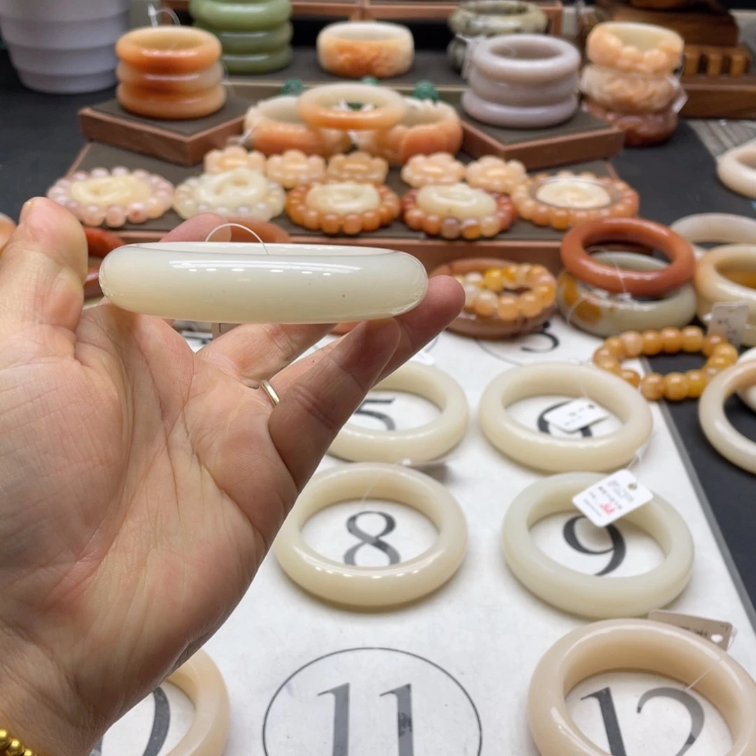 草***原石英岩玉未镶嵌手镯