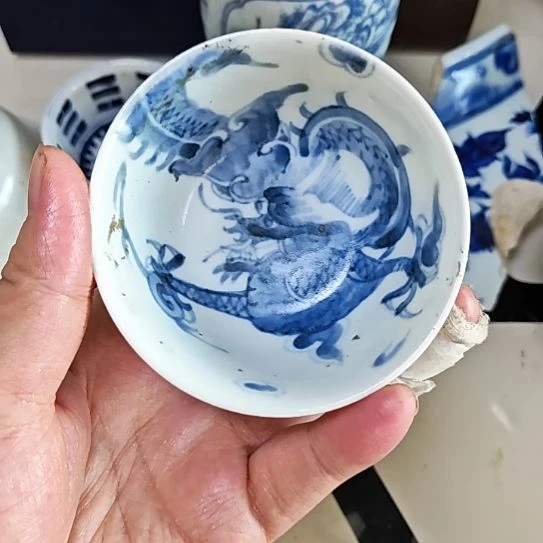 瓷片青花过墙龙的杯子一个