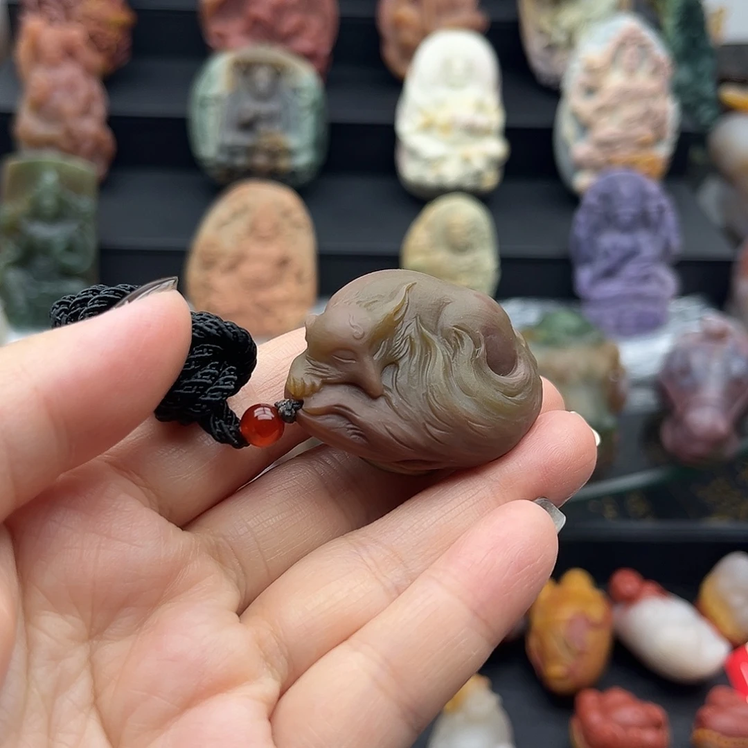 颈饰未镶嵌石英质玉