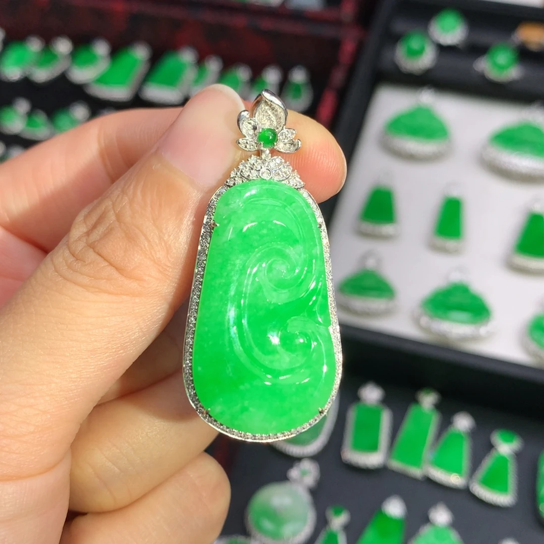 翡翠18K金镶嵌颈饰