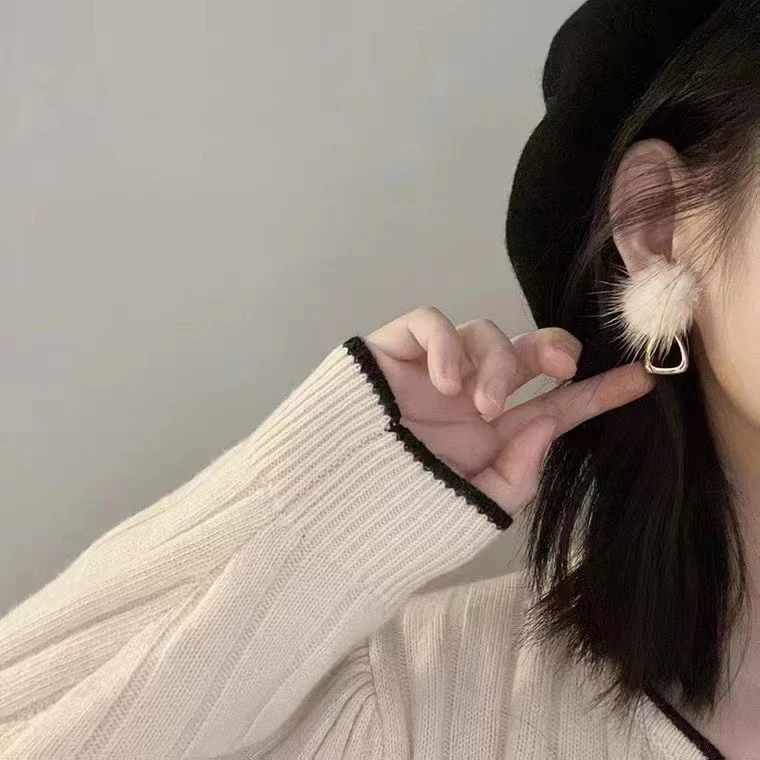 铜合金布艺耳饰 秋冬上新气质米色毛绒耳环毛茸茸小众设计感耳饰