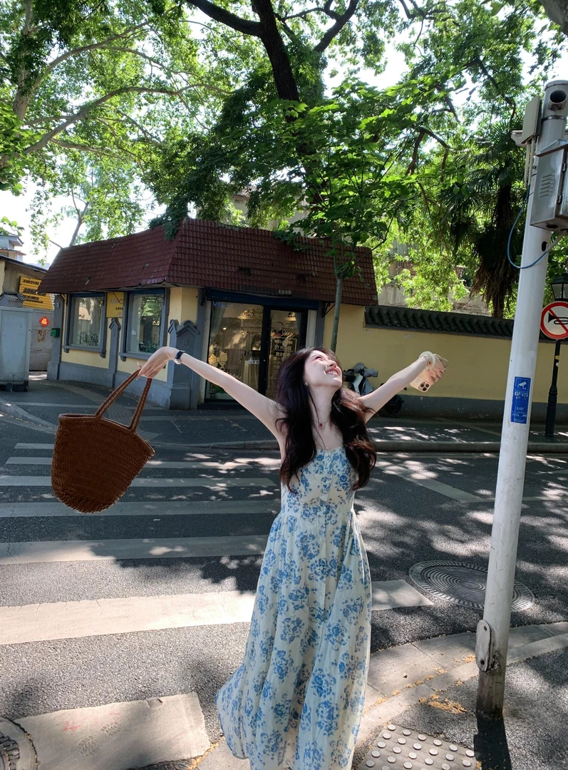 法式茶歇碎花吊带背心连衣裙女夏季新款褶皱收腰显瘦度假沙滩长裙