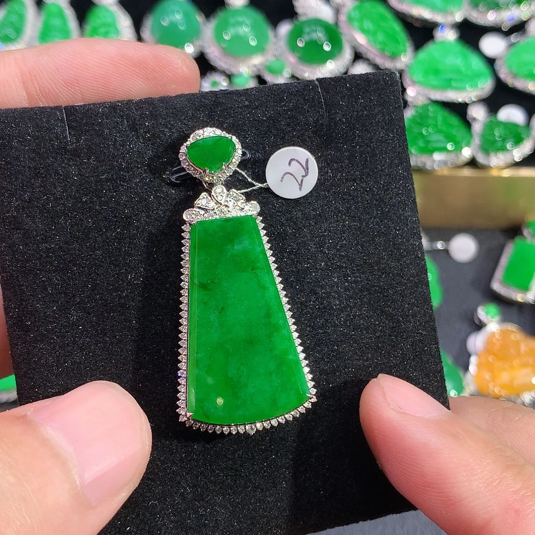 翡翠18K金镶嵌颈饰