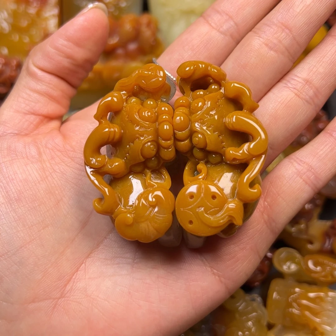 石英质玉（黄龙玉）未镶嵌颈饰