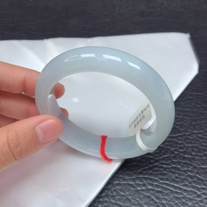 翡翠手镯未镶嵌。