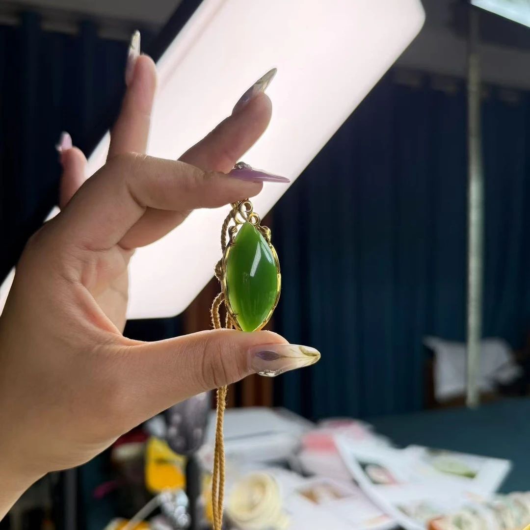 新疆 和田玉 配绳链高端礼盒