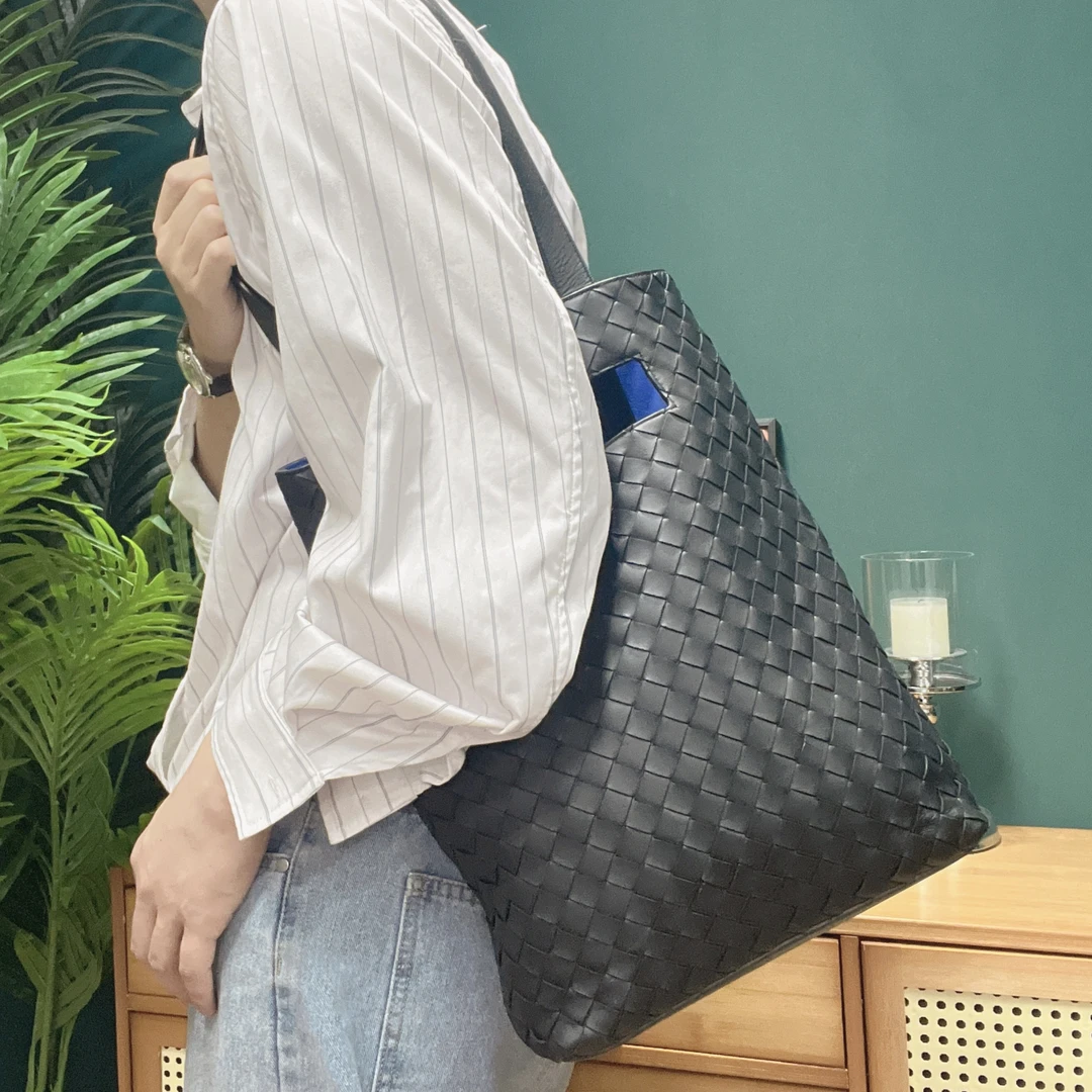 95新 BOTTEGA VENETA/葆蝶家 【龙】69AD04 黑色新款编织单肩包